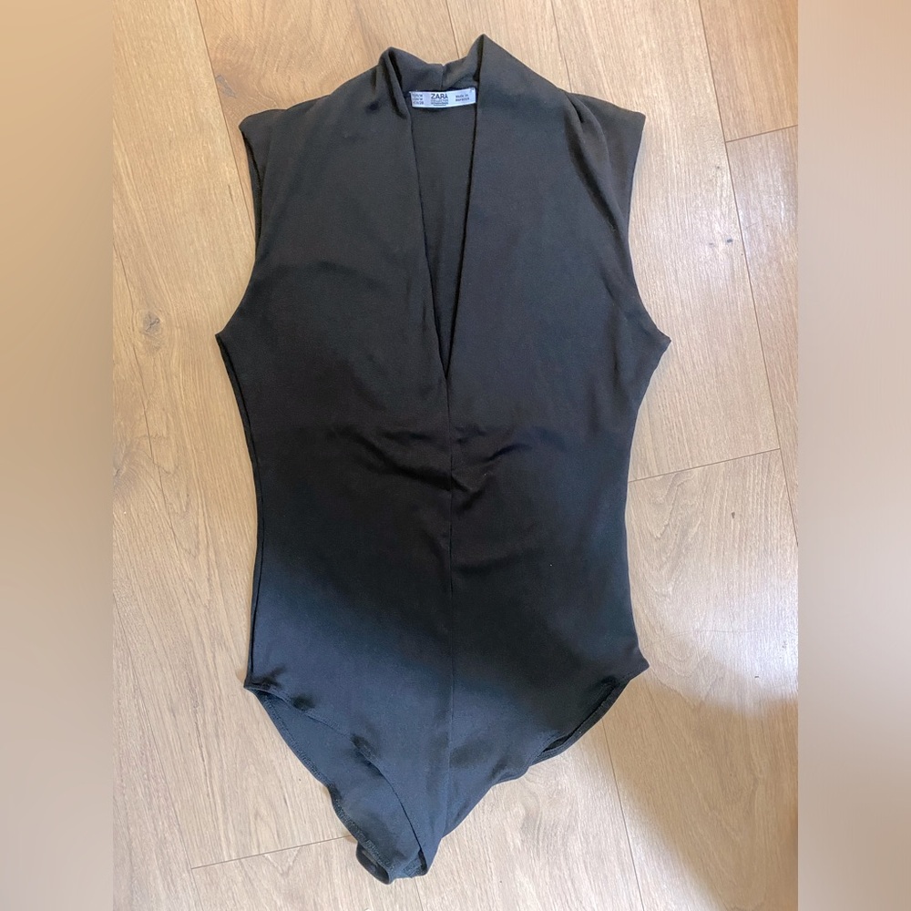 Zara Women’s Black Bodysuit - V Neck 🖤🖤